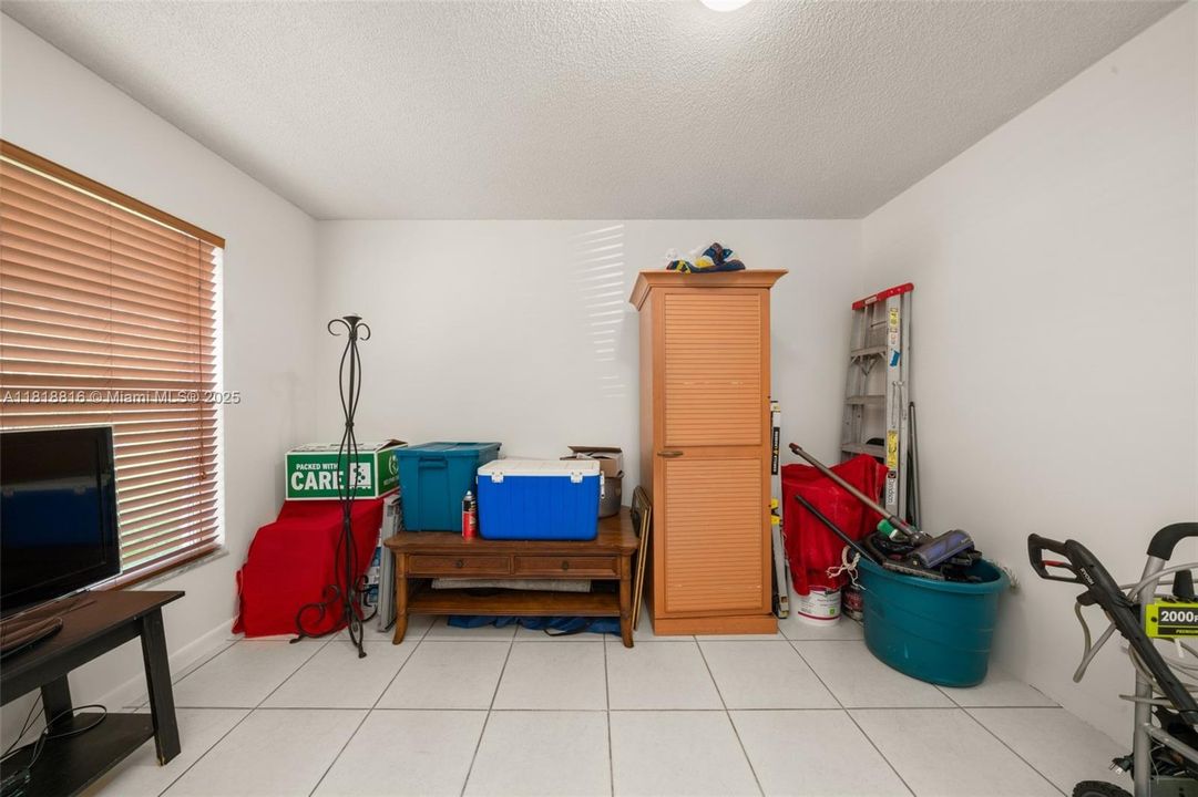 待售: $275,000 (2 贝兹, 2 浴室, 1372 平方英尺)