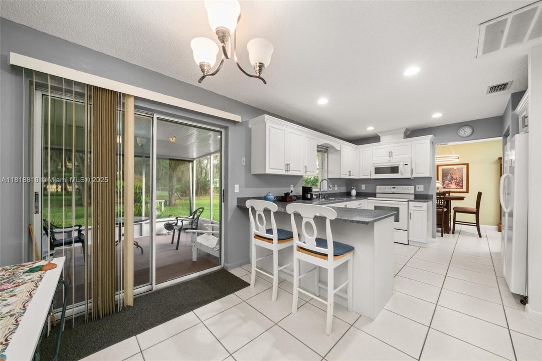 待售: $275,000 (2 贝兹, 2 浴室, 1372 平方英尺)