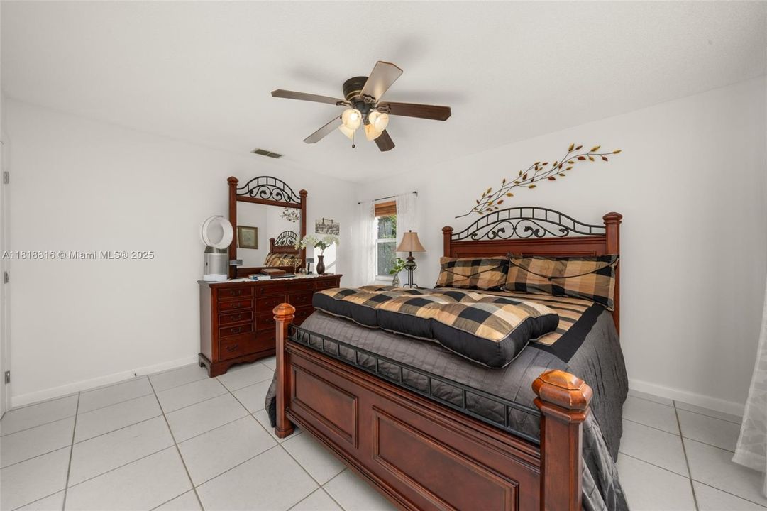 待售: $275,000 (2 贝兹, 2 浴室, 1372 平方英尺)