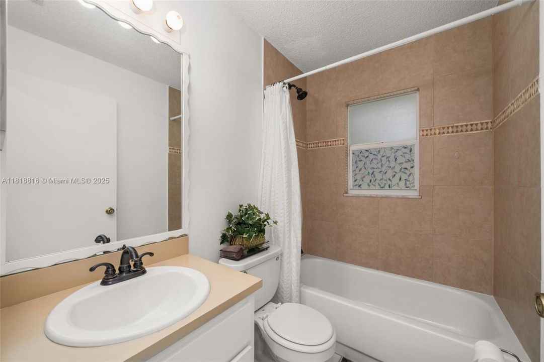 待售: $275,000 (2 贝兹, 2 浴室, 1372 平方英尺)