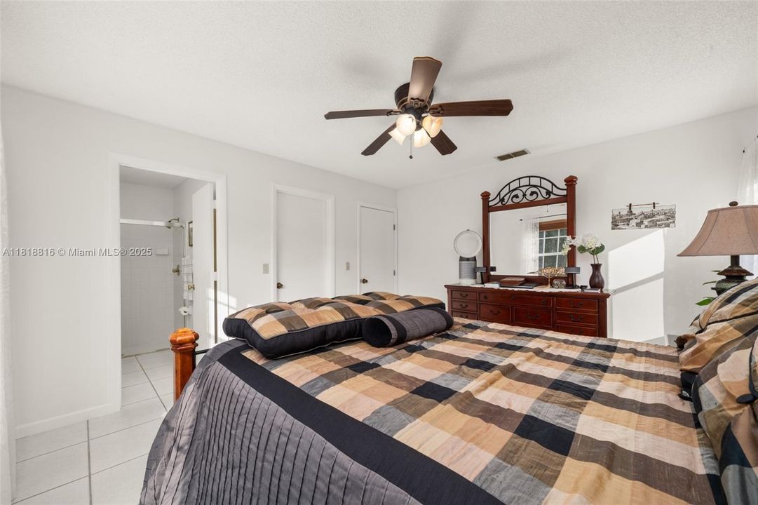 待售: $275,000 (2 贝兹, 2 浴室, 1372 平方英尺)