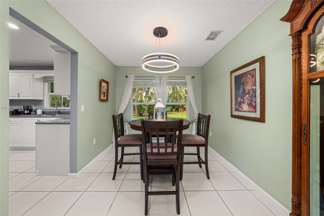 待售: $275,000 (2 贝兹, 2 浴室, 1372 平方英尺)