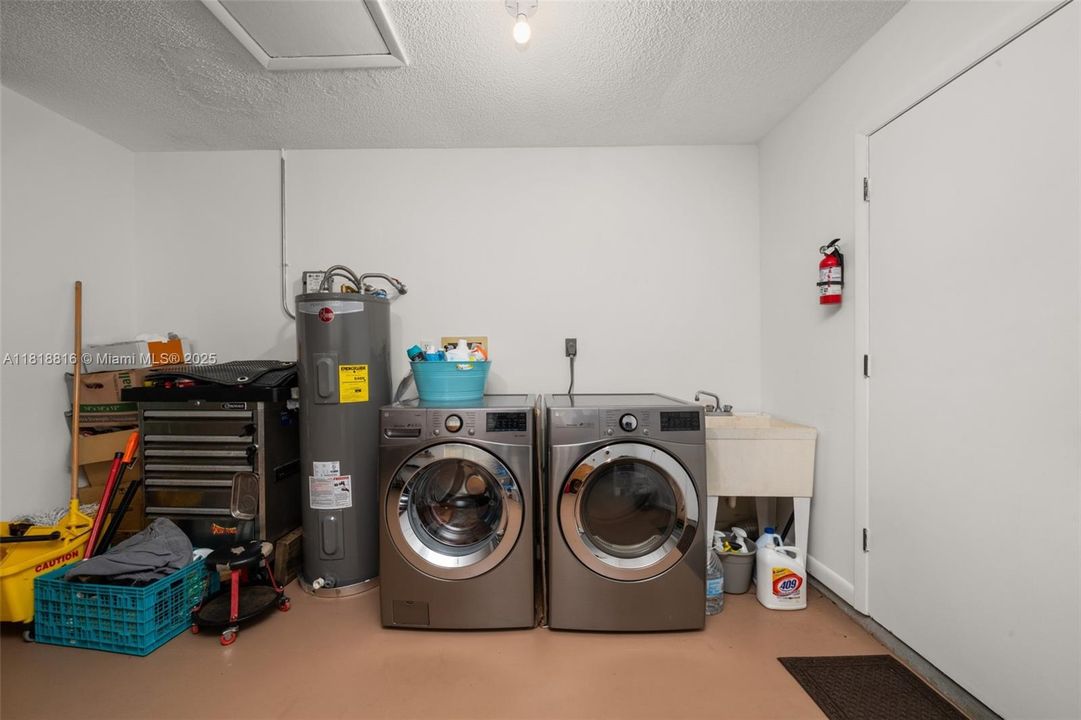 待售: $275,000 (2 贝兹, 2 浴室, 1372 平方英尺)