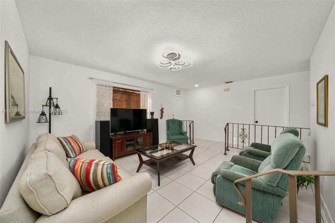 待售: $275,000 (2 贝兹, 2 浴室, 1372 平方英尺)