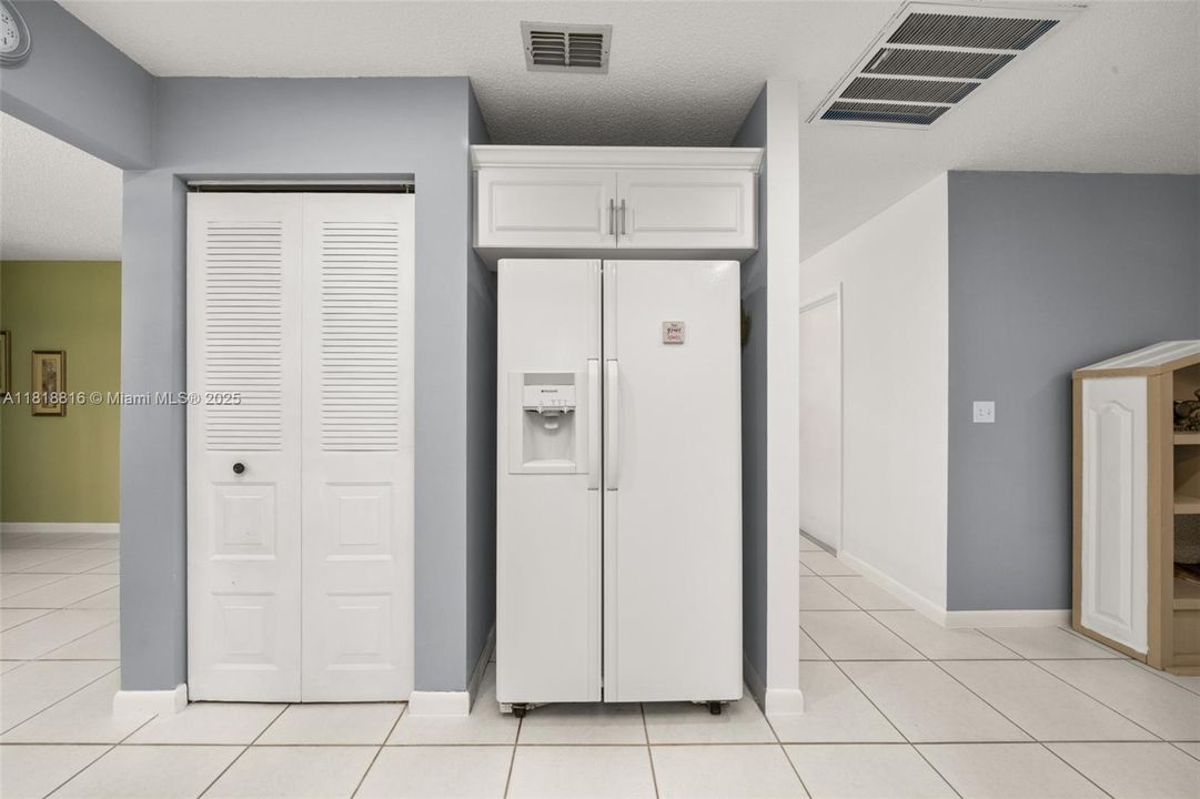 待售: $275,000 (2 贝兹, 2 浴室, 1372 平方英尺)