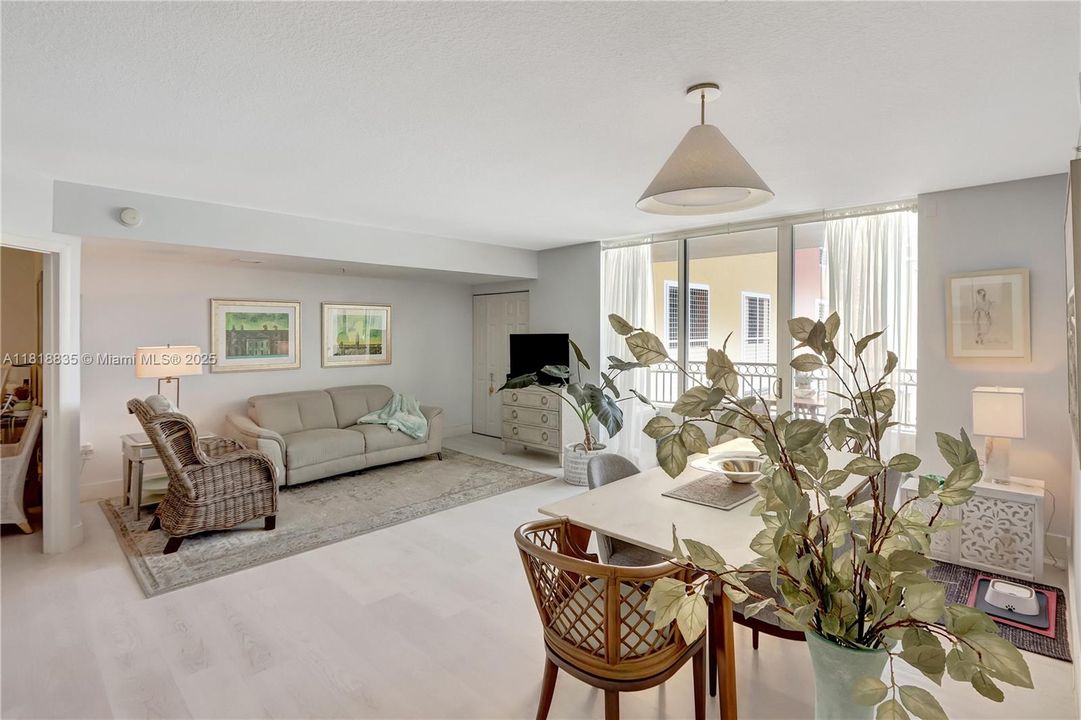 На продажу: $454,990 (1 спален, 1 ванн, 1000 Квадратных фут)