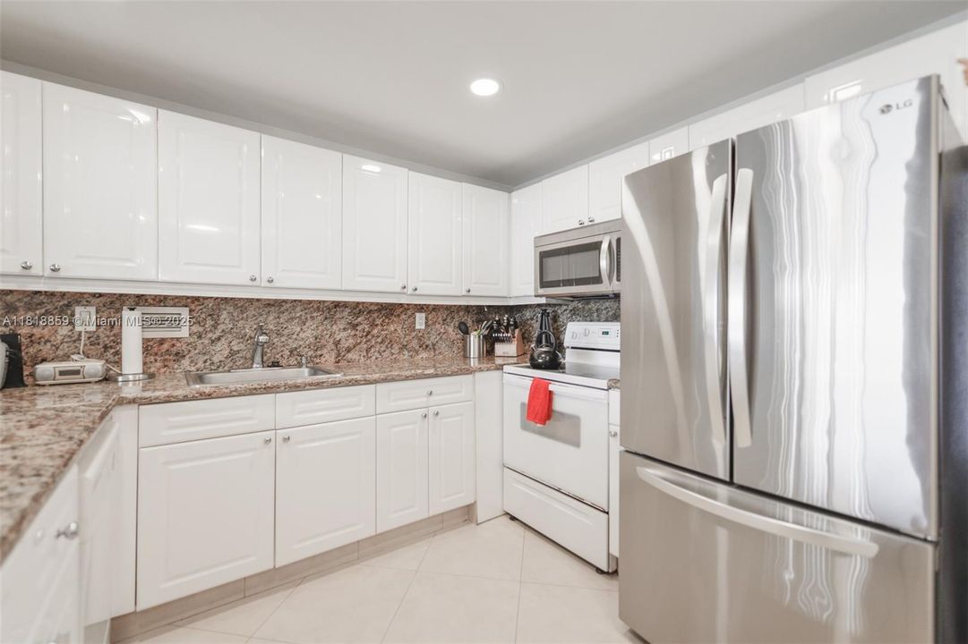 Active With Contract: $1,350,000 (1 beds, 1 baths, 850 Square Feet)