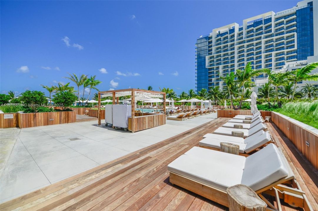 Active With Contract: $1,350,000 (1 beds, 1 baths, 850 Square Feet)
