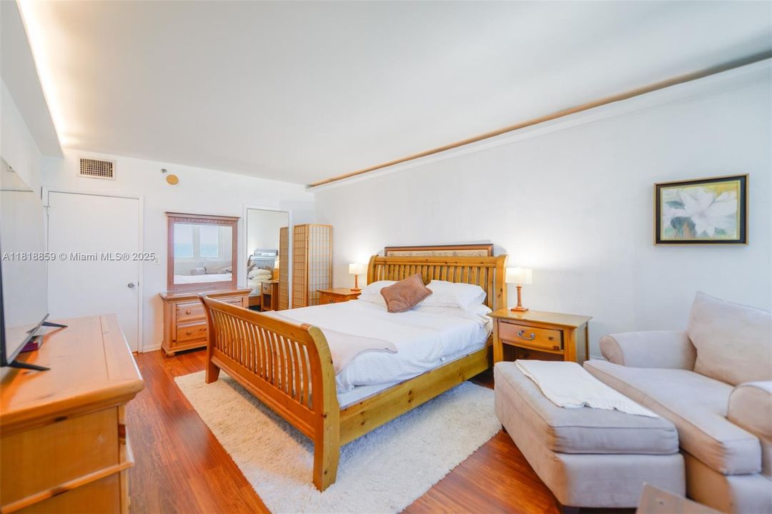 Active With Contract: $1,350,000 (1 beds, 1 baths, 850 Square Feet)