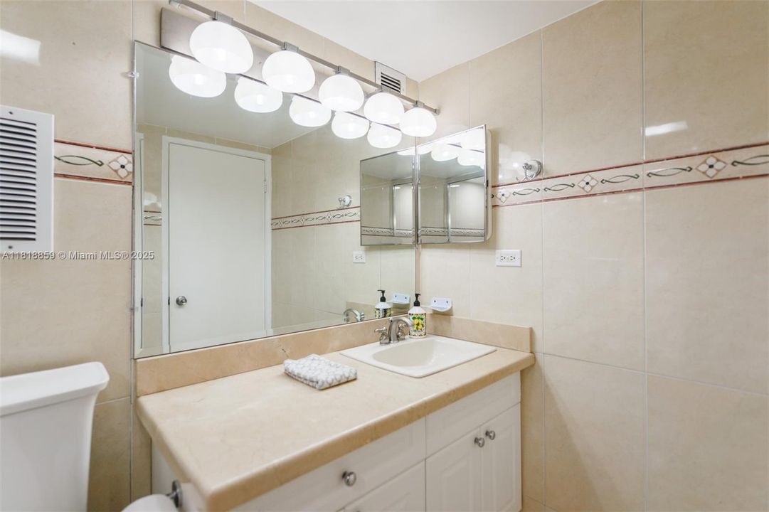 Active With Contract: $1,350,000 (1 beds, 1 baths, 850 Square Feet)