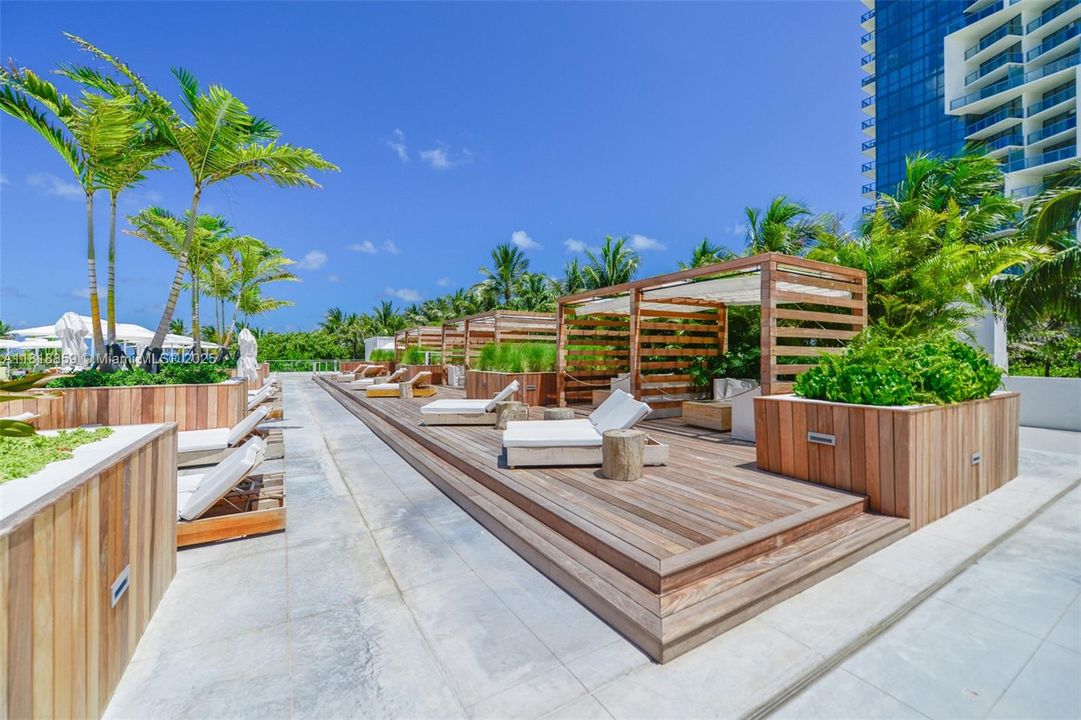 Active With Contract: $1,350,000 (1 beds, 1 baths, 850 Square Feet)