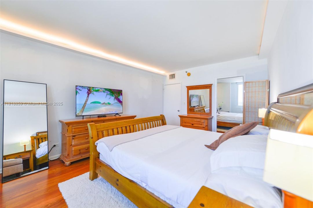 Active With Contract: $1,350,000 (1 beds, 1 baths, 850 Square Feet)