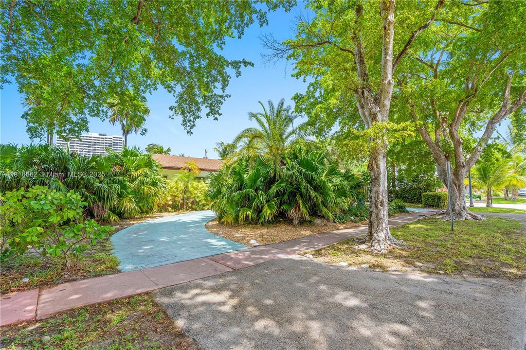 Vendido Recientemente: $6,000,000 (5 camas, 3 baños, 4510 Pies cuadrados)