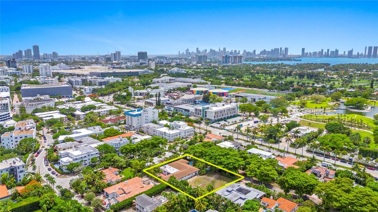 Vendido Recientemente: $6,000,000 (5 camas, 3 baños, 4510 Pies cuadrados)