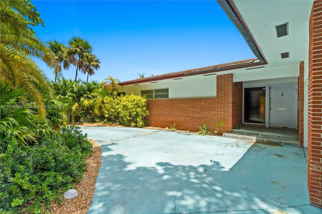 Vendido Recientemente: $6,000,000 (5 camas, 3 baños, 4510 Pies cuadrados)