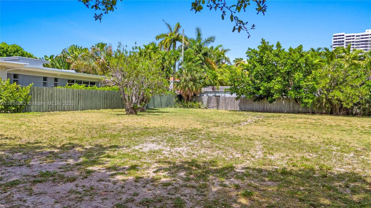 Vendido Recientemente: $6,000,000 (5 camas, 3 baños, 4510 Pies cuadrados)