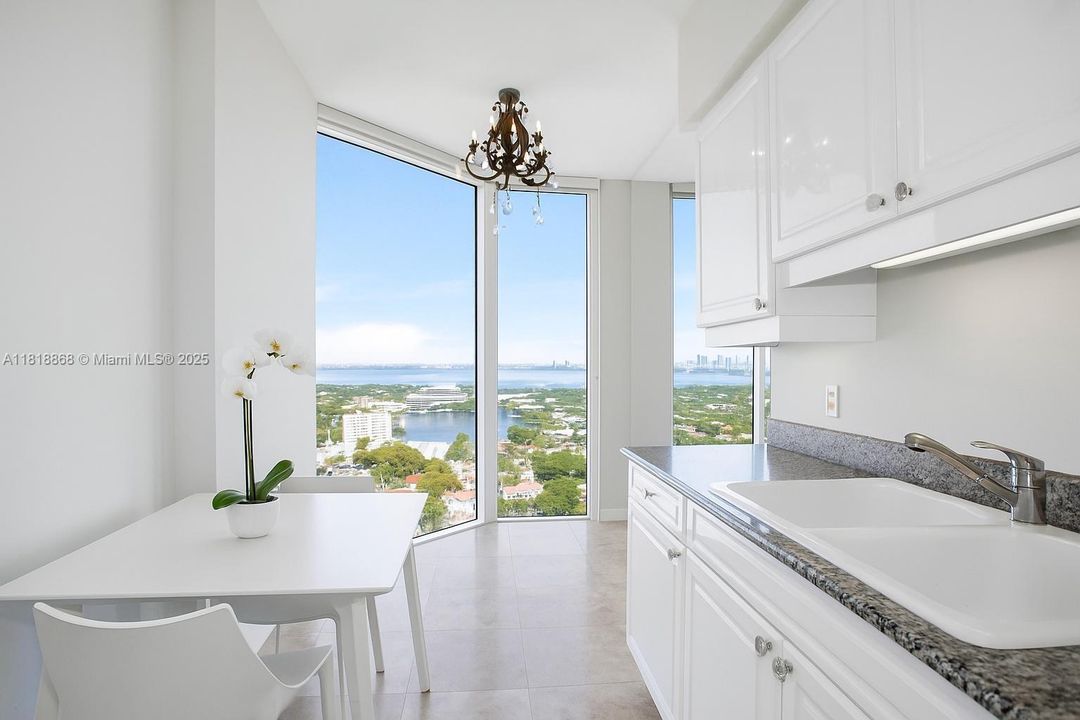 Под контрактом: $1,895,000 (2 спален, 2 ванн, 1380 Квадратных фут)