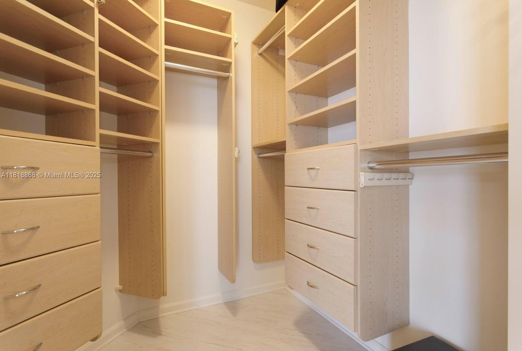 Под контрактом: $1,895,000 (2 спален, 2 ванн, 1380 Квадратных фут)