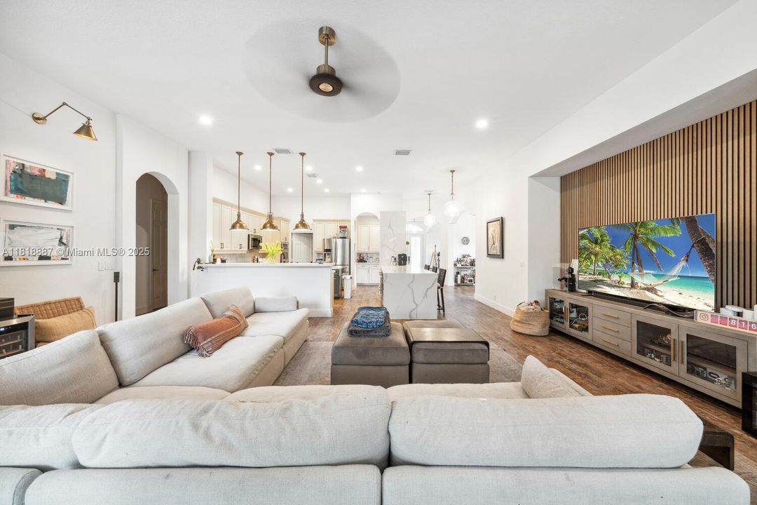 合同活跃: $1,325,000 (4 贝兹, 3 浴室, 3078 平方英尺)