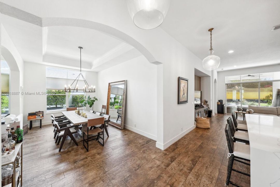 合同活跃: $1,325,000 (4 贝兹, 3 浴室, 3078 平方英尺)