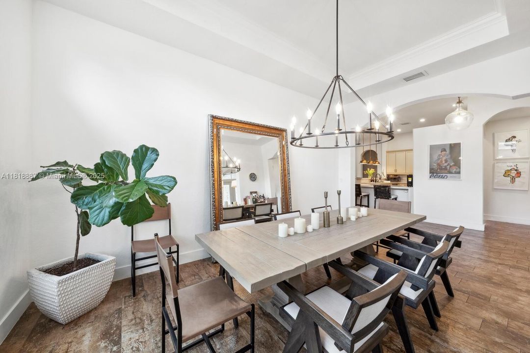 合同活跃: $1,325,000 (4 贝兹, 3 浴室, 3078 平方英尺)