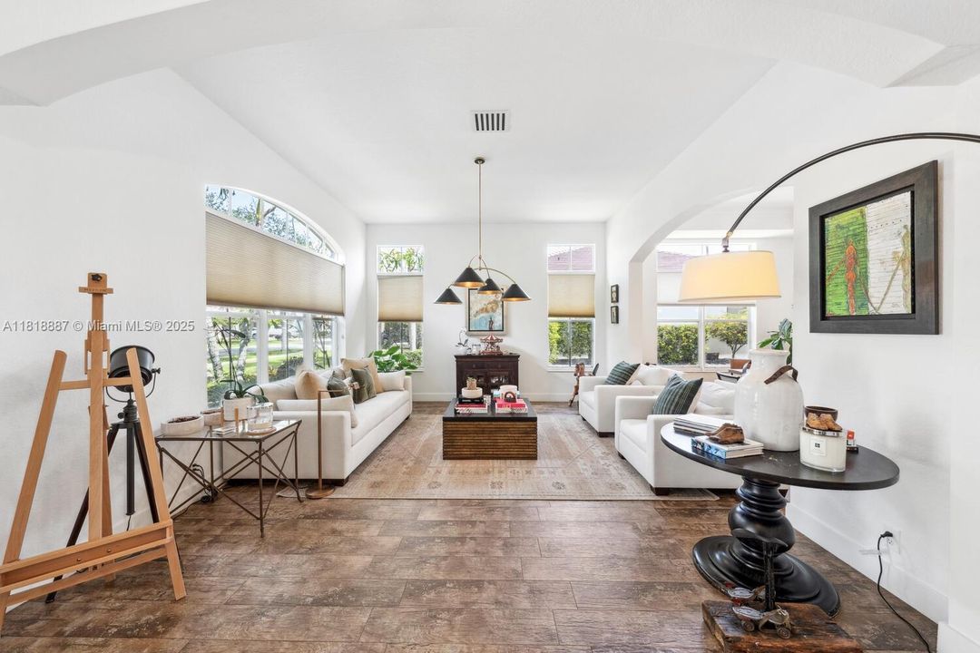 合同活跃: $1,325,000 (4 贝兹, 3 浴室, 3078 平方英尺)