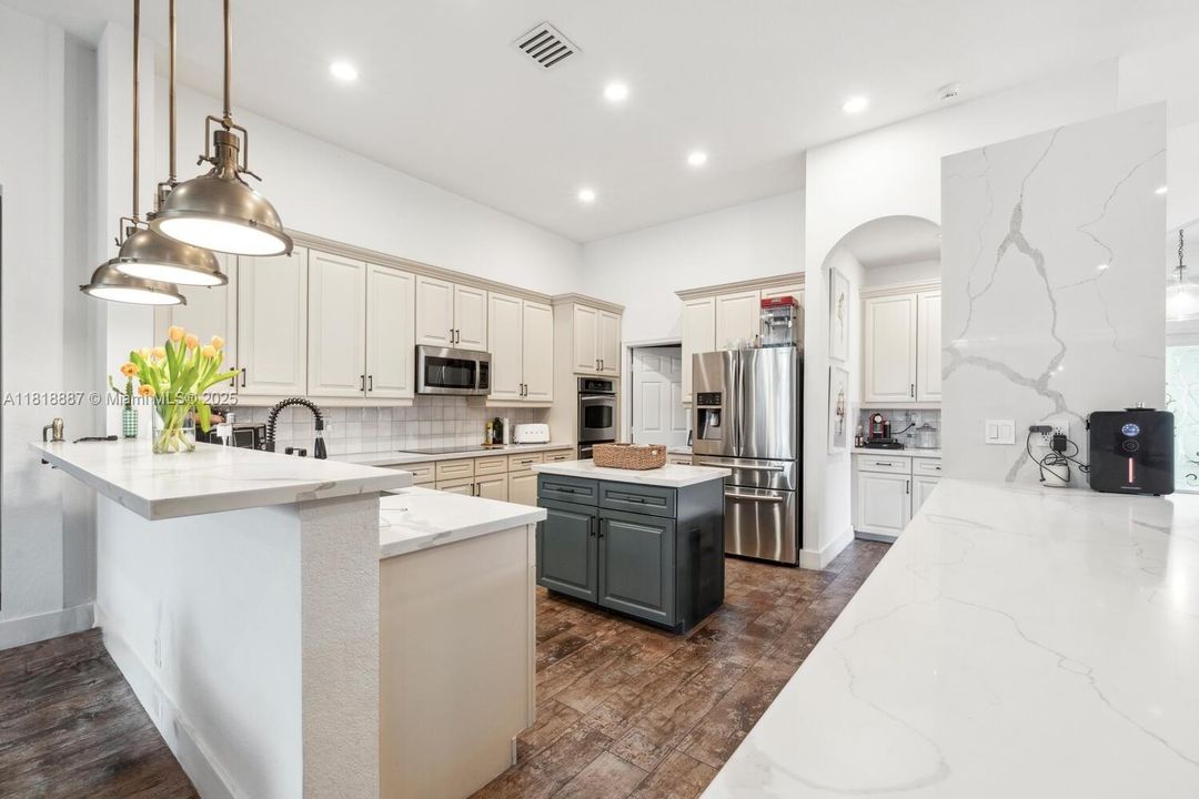 合同活跃: $1,325,000 (4 贝兹, 3 浴室, 3078 平方英尺)