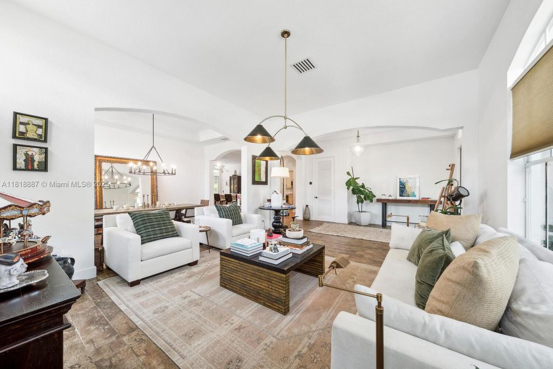 合同活跃: $1,325,000 (4 贝兹, 3 浴室, 3078 平方英尺)