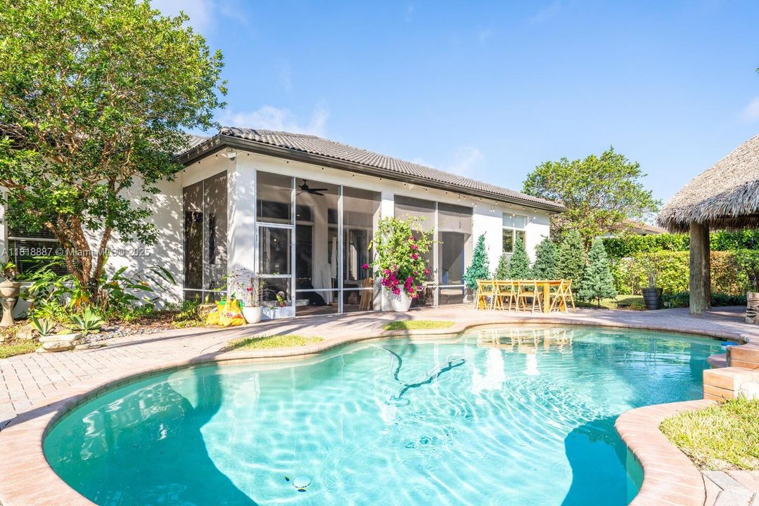 合同活跃: $1,325,000 (4 贝兹, 3 浴室, 3078 平方英尺)