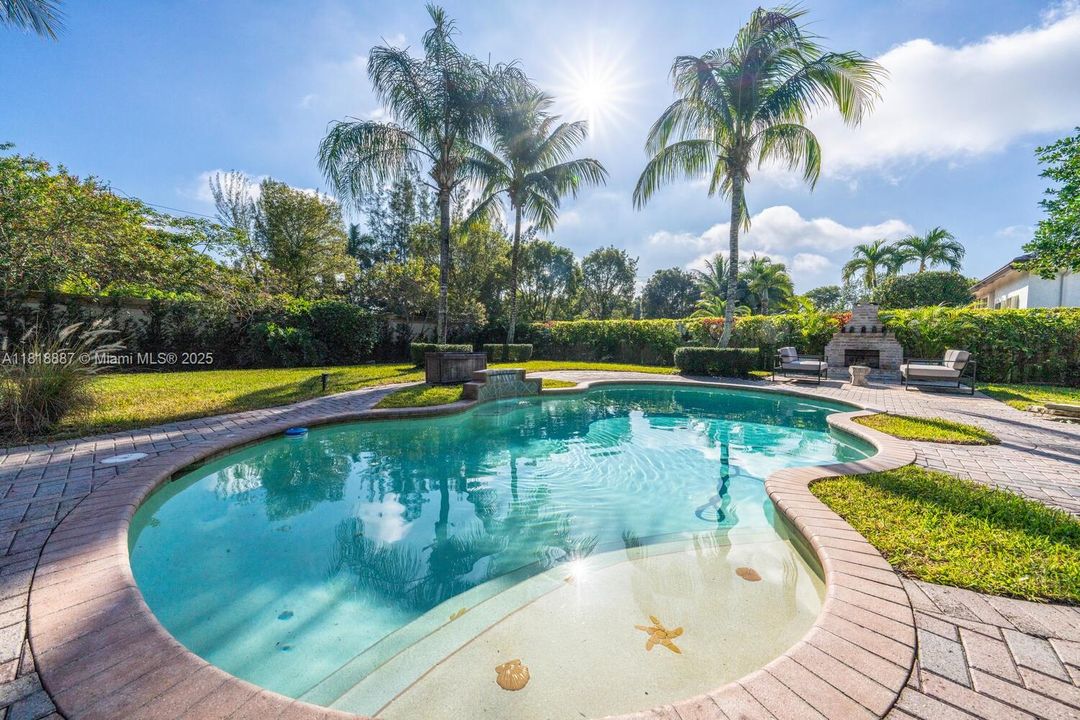 合同活跃: $1,325,000 (4 贝兹, 3 浴室, 3078 平方英尺)