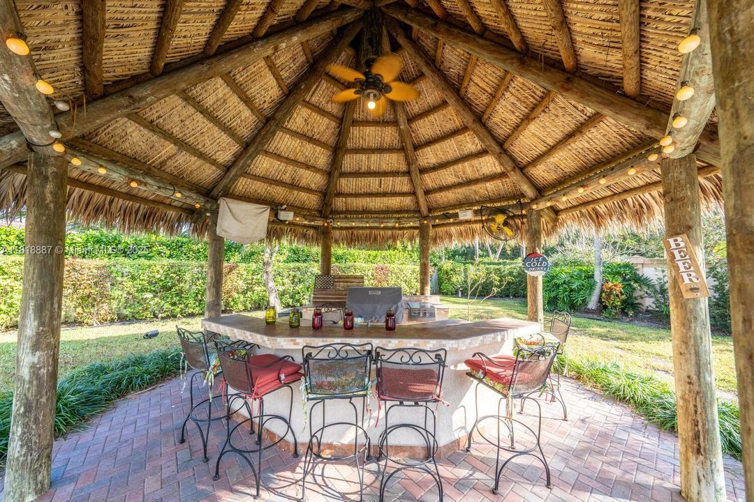 合同活跃: $1,325,000 (4 贝兹, 3 浴室, 3078 平方英尺)