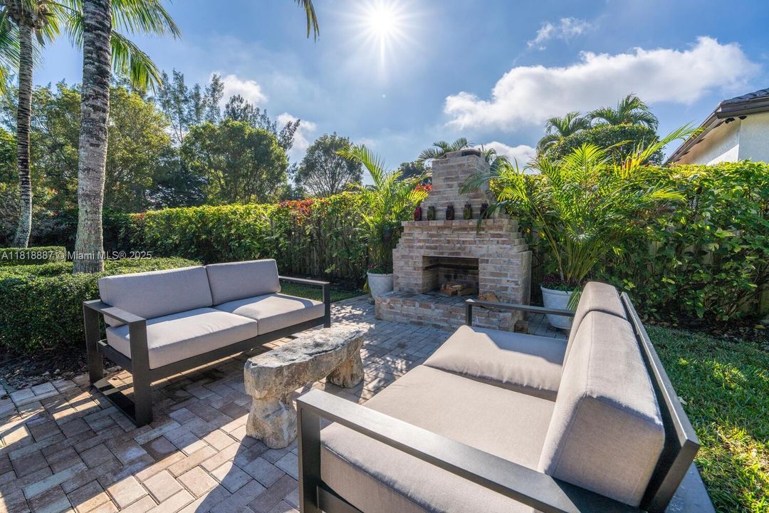 合同活跃: $1,325,000 (4 贝兹, 3 浴室, 3078 平方英尺)