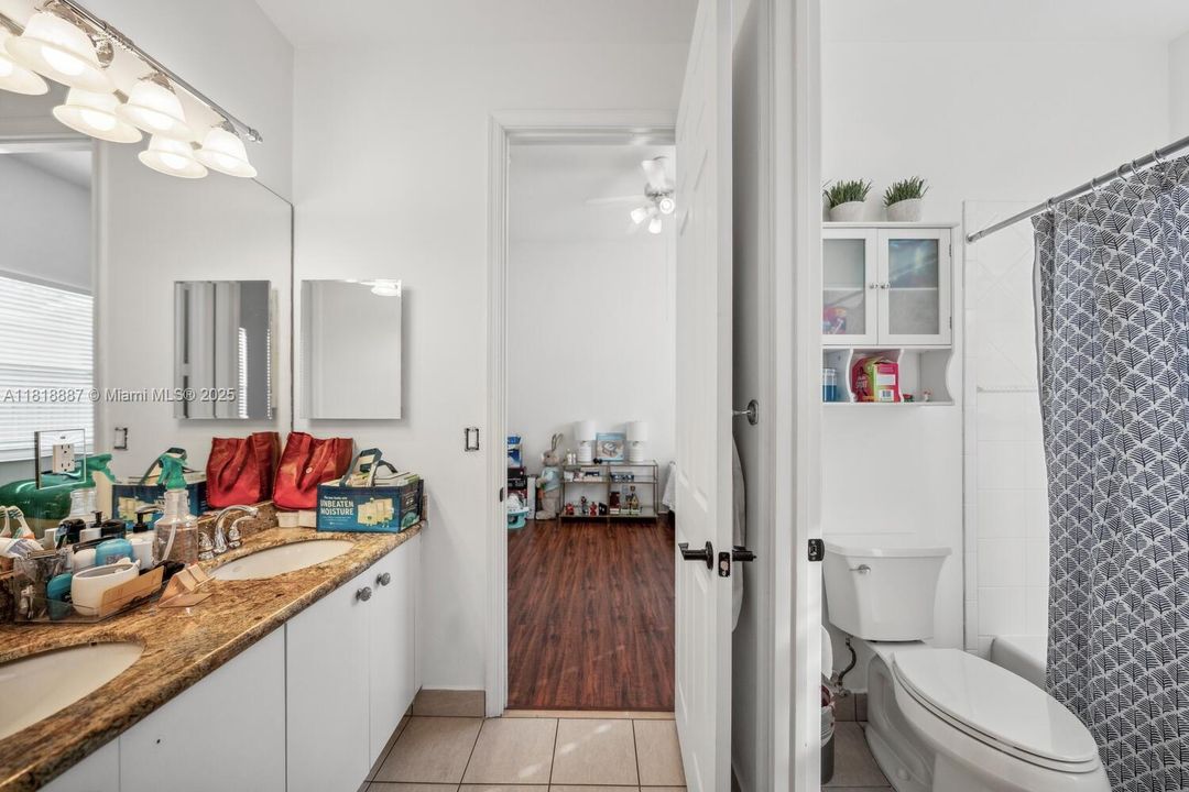 合同活跃: $1,325,000 (4 贝兹, 3 浴室, 3078 平方英尺)