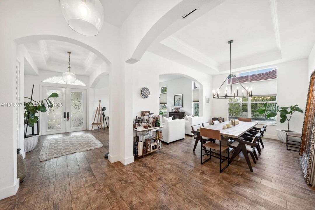 合同活跃: $1,325,000 (4 贝兹, 3 浴室, 3078 平方英尺)