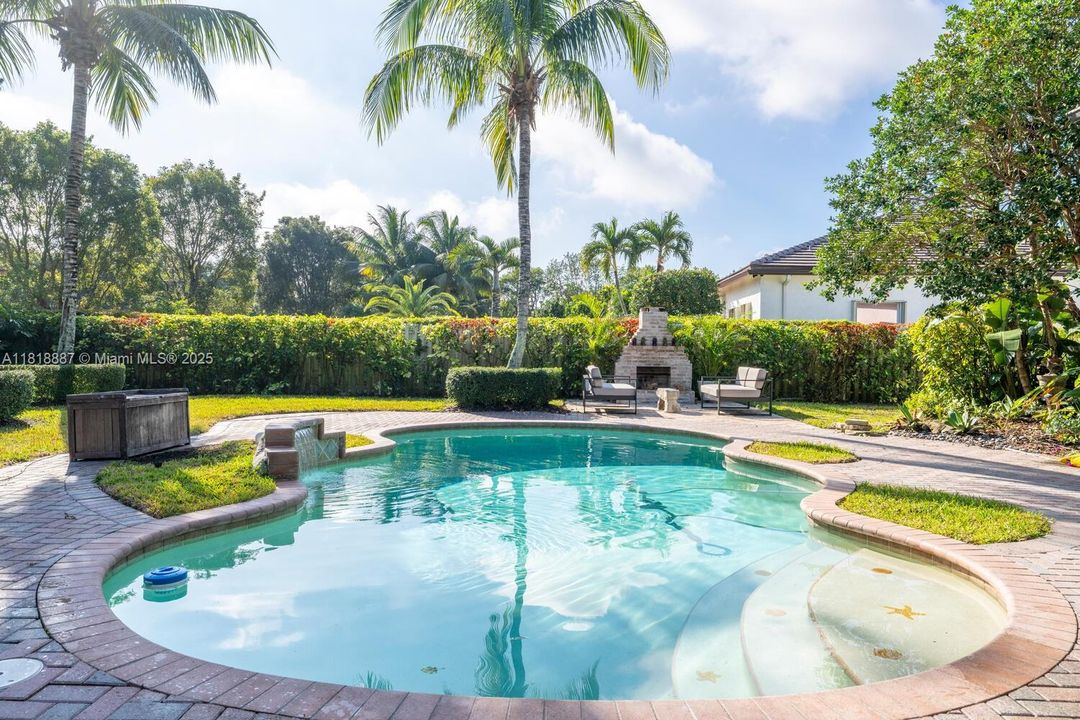 合同活跃: $1,325,000 (4 贝兹, 3 浴室, 3078 平方英尺)