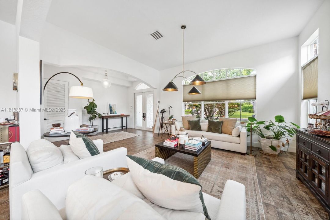 合同活跃: $1,325,000 (4 贝兹, 3 浴室, 3078 平方英尺)