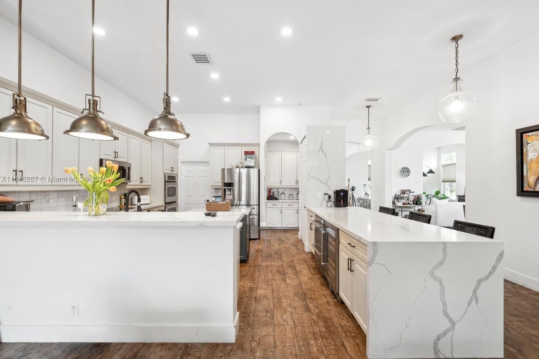 合同活跃: $1,325,000 (4 贝兹, 3 浴室, 3078 平方英尺)