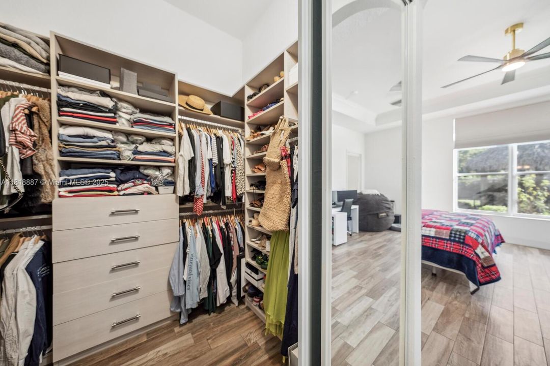 合同活跃: $1,325,000 (4 贝兹, 3 浴室, 3078 平方英尺)