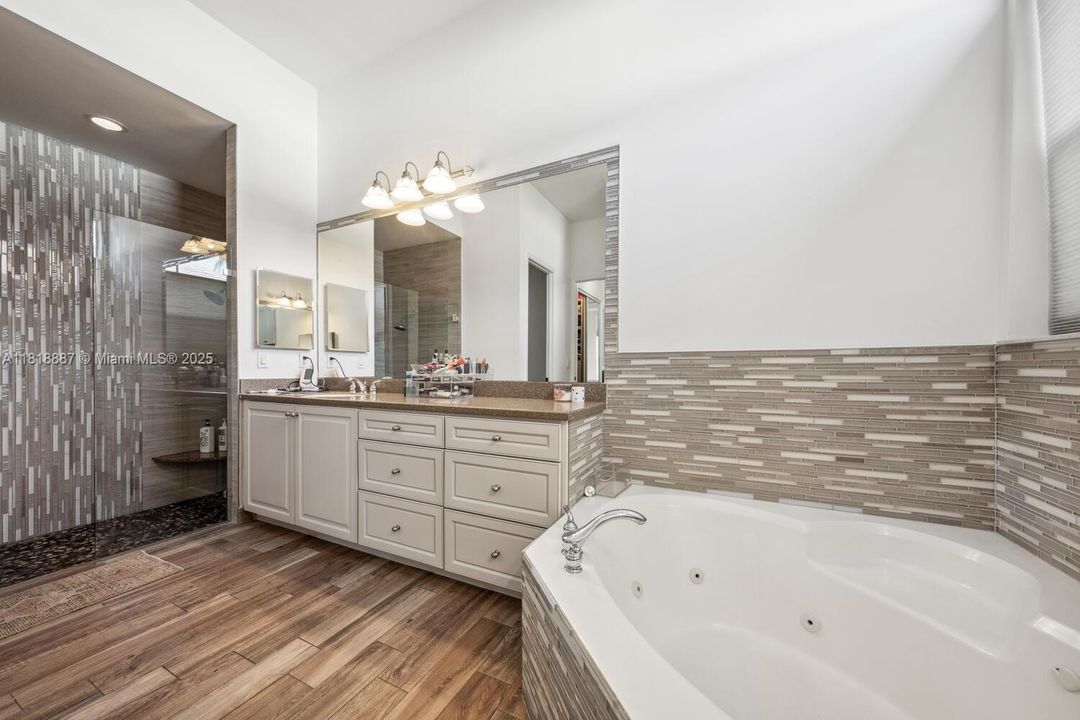 合同活跃: $1,325,000 (4 贝兹, 3 浴室, 3078 平方英尺)