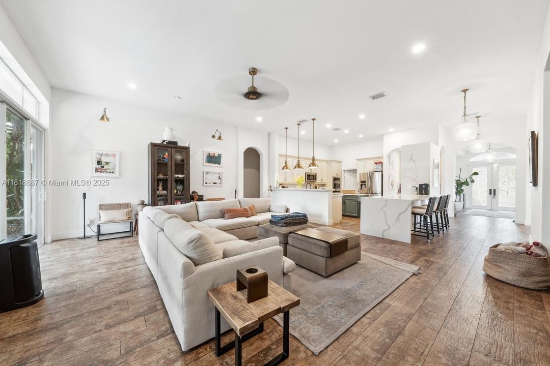 合同活跃: $1,325,000 (4 贝兹, 3 浴室, 3078 平方英尺)