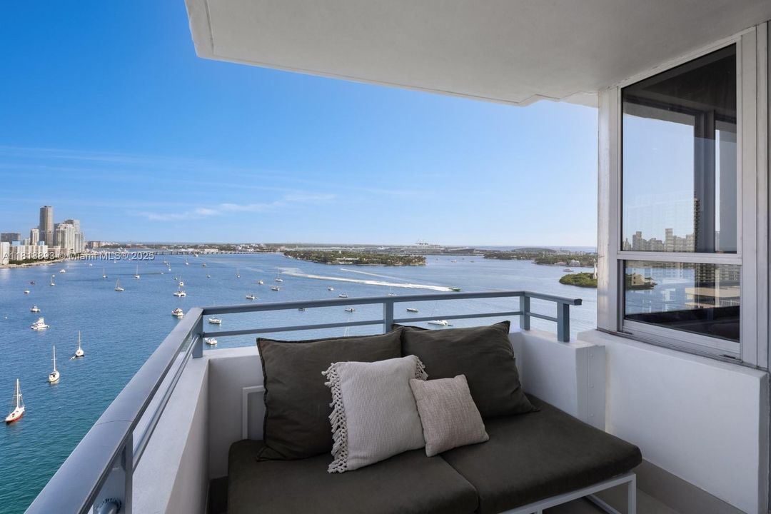 En Venta: $2,880,000 (2 camas, 2 baños, 1950 Pies cuadrados)