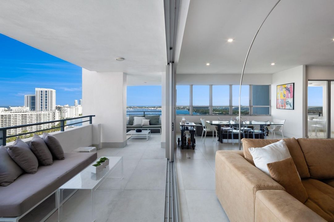 En Venta: $2,880,000 (2 camas, 2 baños, 1950 Pies cuadrados)