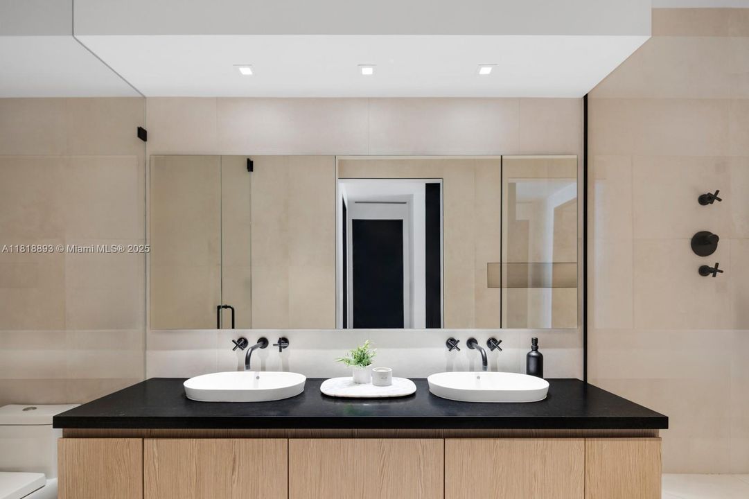 En Venta: $2,880,000 (2 camas, 2 baños, 1950 Pies cuadrados)