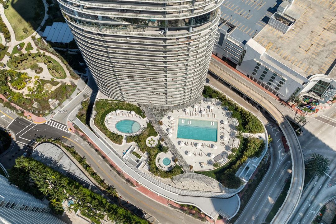 На продажу: $3,750,000 (2 спален, 2 ванн, 1434 Квадратных фут)