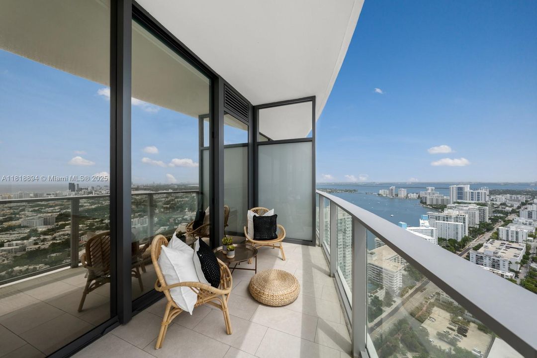 На продажу: $3,750,000 (2 спален, 2 ванн, 1434 Квадратных фут)