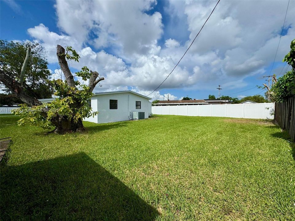 Recently Sold: $390,000 (2 beds, 1 baths, 959 Square Feet)