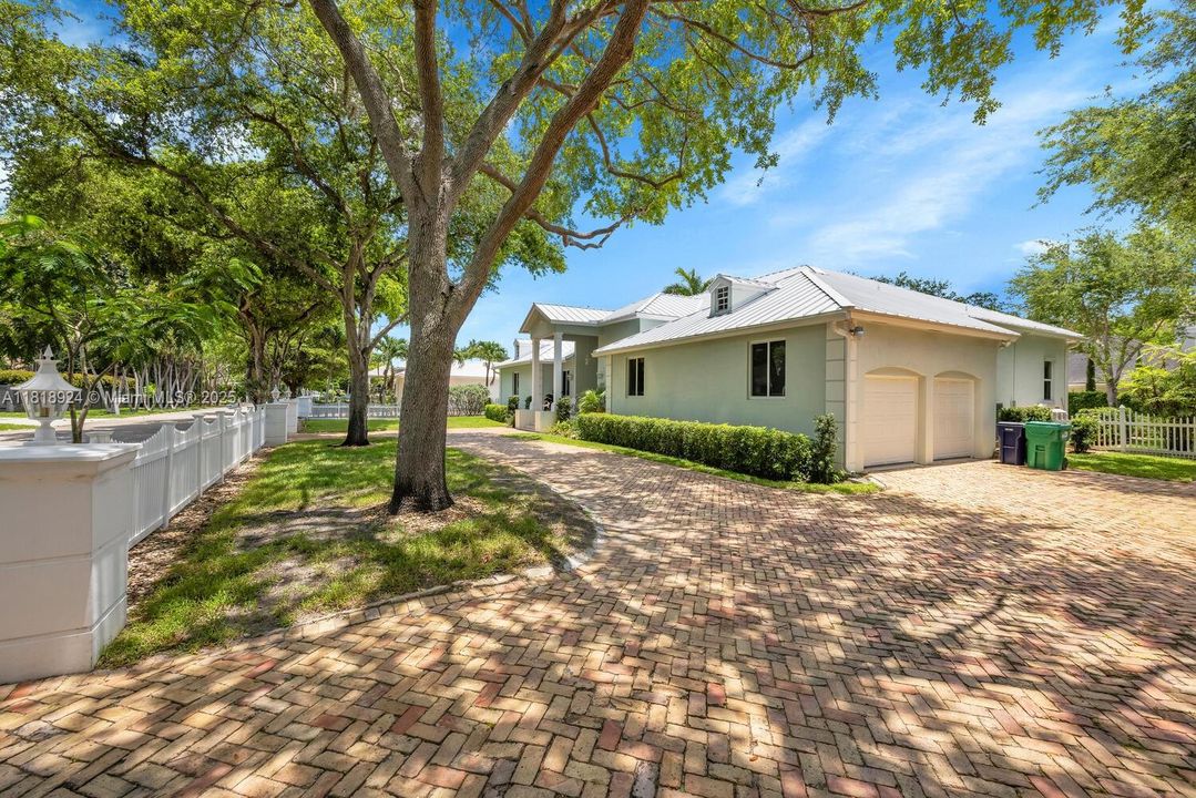 Active With Contract: $2,299,999 (5 beds, 3 baths, 3605 Square Feet)