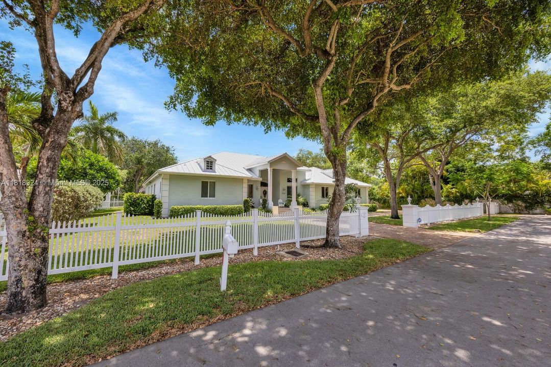 Active With Contract: $2,299,999 (5 beds, 3 baths, 3605 Square Feet)