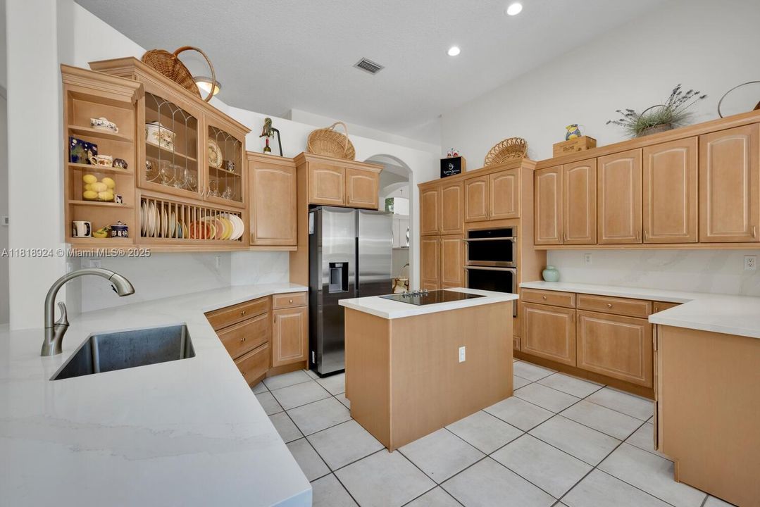 Active With Contract: $2,299,999 (5 beds, 3 baths, 3605 Square Feet)