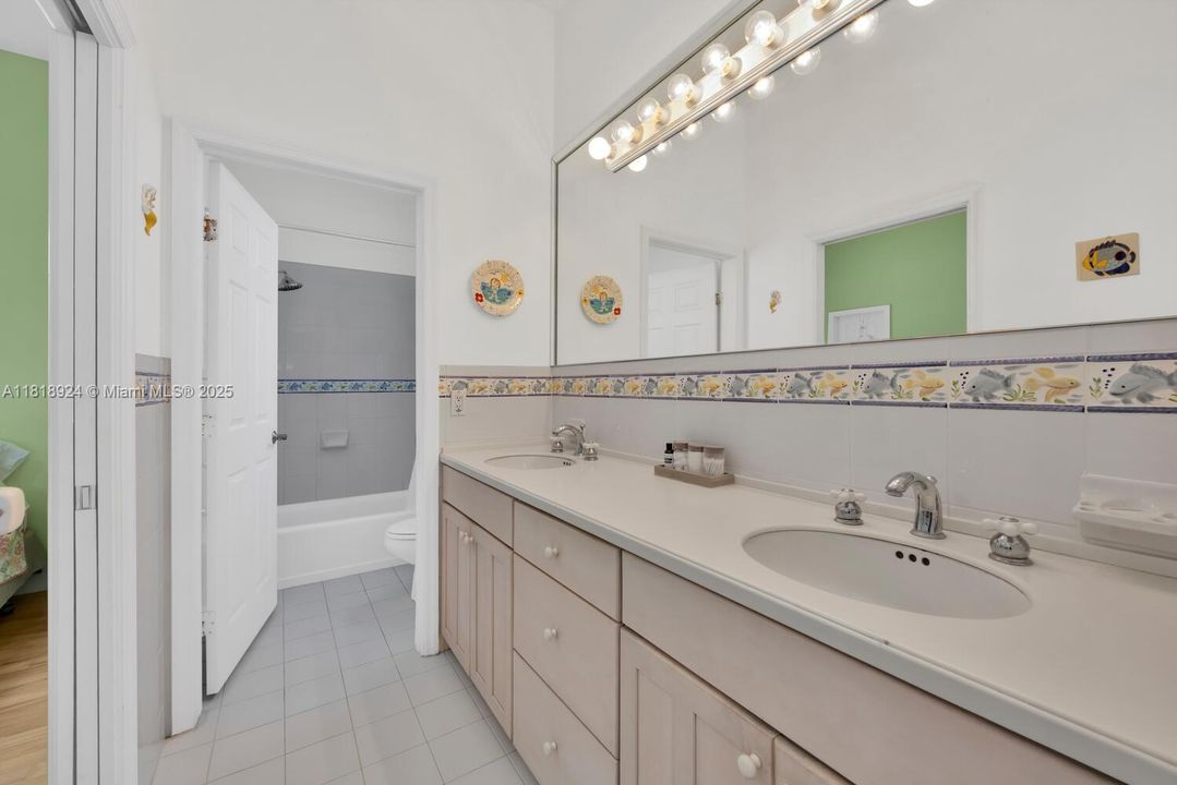 Active With Contract: $2,299,999 (5 beds, 3 baths, 3605 Square Feet)